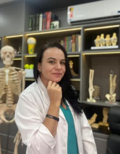 Dra. Ana Paula Simões em seu consultório
